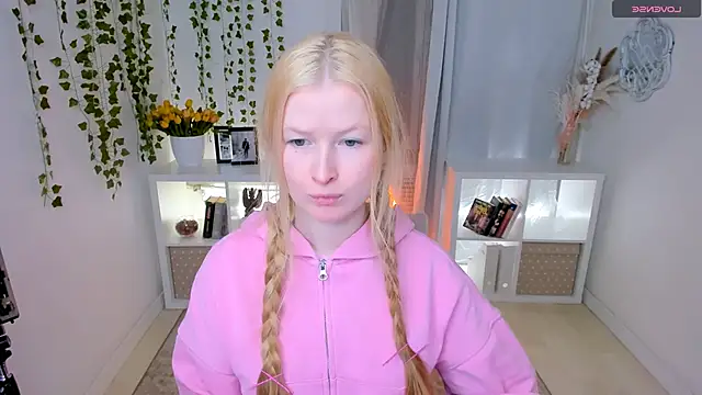 Laly Peach online show from 4, 3, 2026