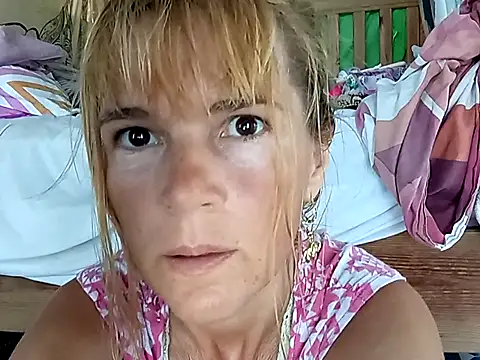 Snapshot of Luna-Natural chatting on 5, 3, 2025 Luna-Natural online show from 5, 3, 2025