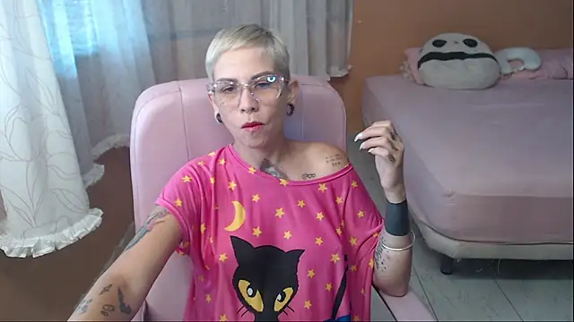 Snapshot of moon_cat85 chatting on 27, 5, 2026 moon cat85 online show from 27, 5, 2026
