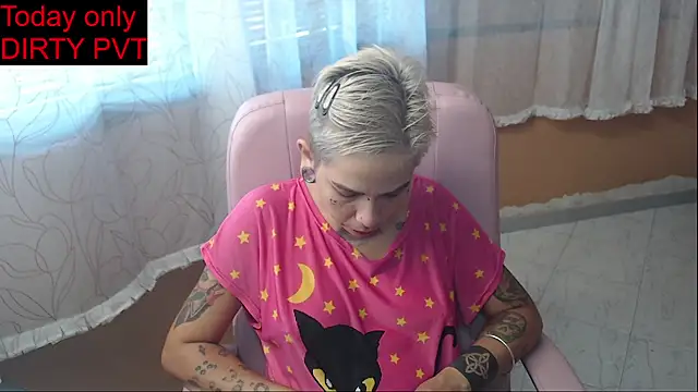 Snapshot of moon_cat85 chatting on 31, 5, 2026 moon cat85 online show from 31, 5, 2026