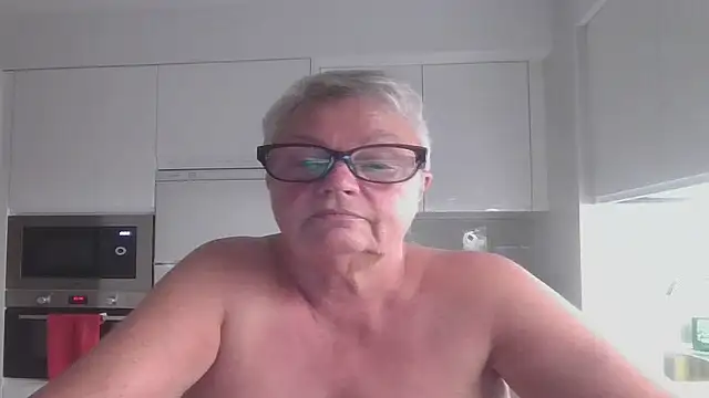 GrannyChrissy68 online show from 9, 10, 2025