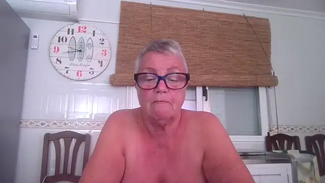 GrannyChrissy68 online show from 29, 10, 2025