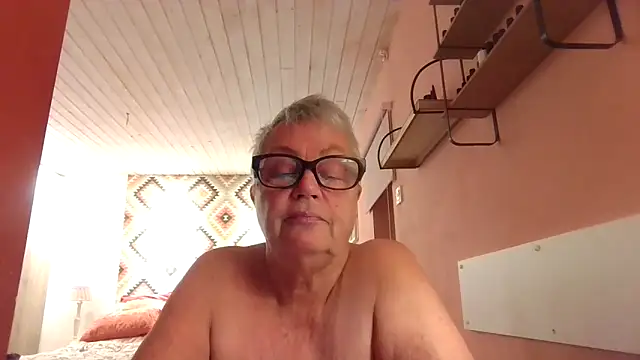 GrannyChrissy68 online show from 4, 12, 2025