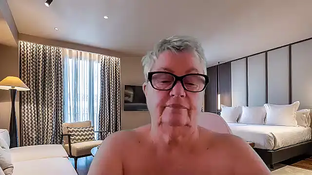 GrannyChrissy68 online show from 6, 1, 2026
