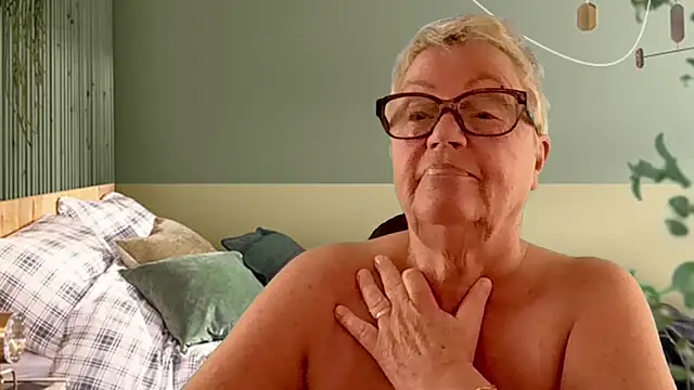 GrannyChrissy68 online show from 10, 3, 2026