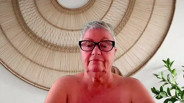 GrannyChrissy68 online show from 15, 5, 2026