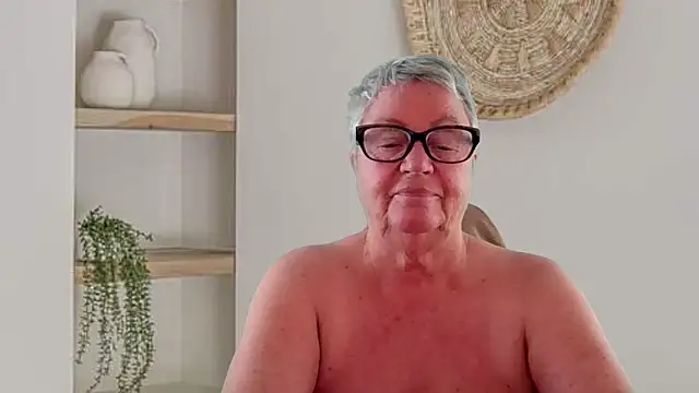 GrannyChrissy68 online show from 29, 5, 2026