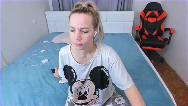 Snapshot of DreamGirl225 chatting on 15, 11, 2025 DreamGirl225 online show from 15, 11, 2025