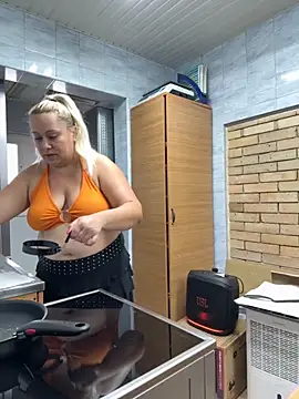 Snapshot of SabinaSweety chatting on 10, 9, 2025 SabinaSweety online show from 10, 9, 2025