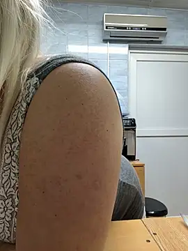 Snapshot of SabinaSweety chatting on 4, 12, 2025 SabinaSweety online show from 4, 12, 2025