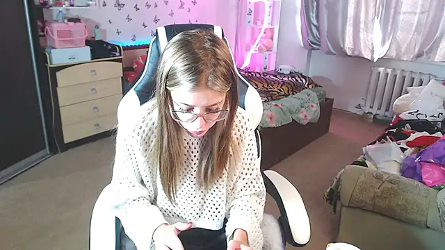 Snapshot of Kira_honeyy chatting on 6, 3, 2025 Kira honeyy online show from 6, 3, 2025