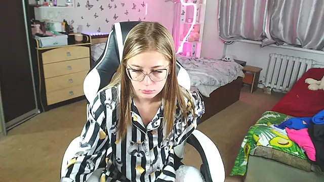 Snapshot of Kira_honeyy chatting on 22, 3, 2025 Kira honeyy online show from 22, 3, 2025