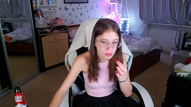 Snapshot of Kira_honeyy chatting on 8, 10, 2025 Kira honeyy online show from 8, 10, 2025