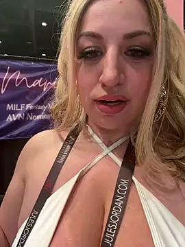 Snapshot of miamellycious chatting on 23, 1, 2025 miamellycious online show from 23, 1, 2025