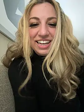 Snapshot of miamellycious chatting on 23, 1, 2025 miamellycious online show from 23, 1, 2025
