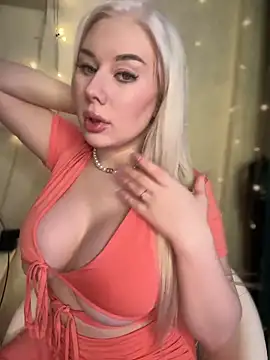 Snapshot of LaraHollywood chatting on 1, 2, 2025 LaraHollywood online show from 1, 2, 2025