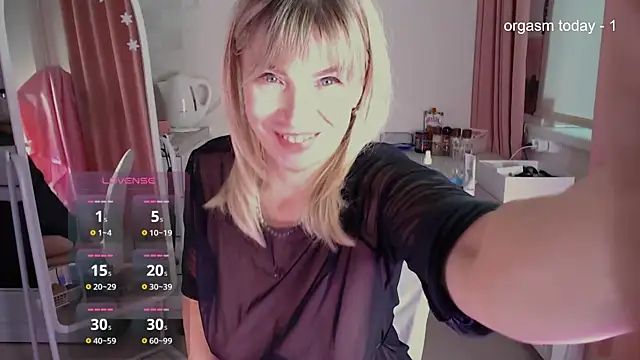 Snapshot of JuliaVilnet chatting on 3, 2, 2025 JuliaVilnet online show from 3, 2, 2025