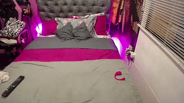 Snapshot of JEENEVIEVE chatting on 4, 12, 2025 JEENEVIEVE online show from 4, 12, 2025