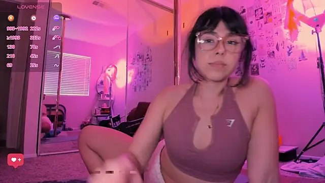 Snapshot of Evie-Luna chatting on 6, 6, 2026 Evie-Luna online show from 6, 6, 2026