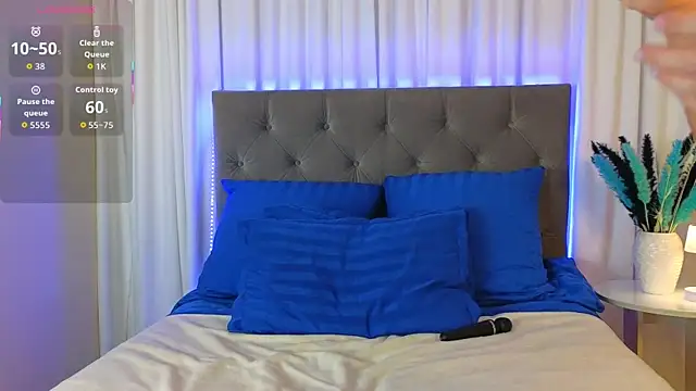 Snapshot of Ariana_Petite chatting on 2, 12, 2025 Ariana Petite online show from 2, 12, 2025