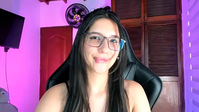 Snapshot of Luniverse chatting on 5, 11, 2025 Luniverse online show from 5, 11, 2025