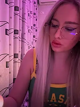 Snapshot of mollyxxx chatting on 12, 12, 2024 mollyxxx online show from 12, 12, 2024