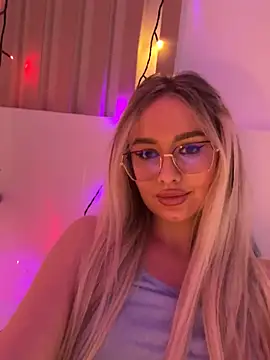 Snapshot of mollyxxx chatting on 13, 12, 2024 mollyxxx online show from 13, 12, 2024