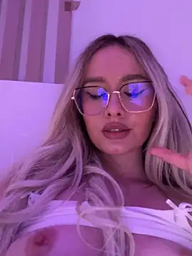 Snapshot of mollyxxx chatting on 12, 1, 2025 mollyxxx online show from 12, 1, 2025