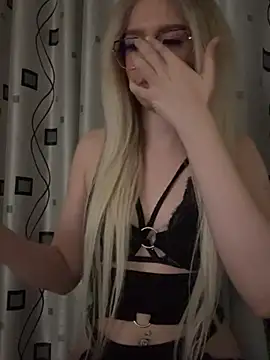 Snapshot of mollyxxx chatting on 1, 2, 2025 mollyxxx online show from 1, 2, 2025