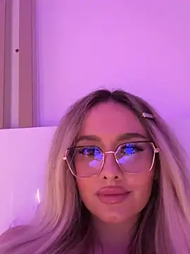 Snapshot of mollyxxx chatting on 2, 2, 2025 mollyxxx online show from 2, 2, 2025