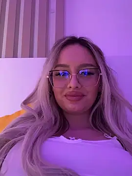 Snapshot of mollyxxx chatting on 3, 2, 2025 mollyxxx online show from 3, 2, 2025