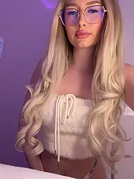 Snapshot of mollyxxx chatting on 4, 3, 2025 mollyxxx online show from 4, 3, 2025