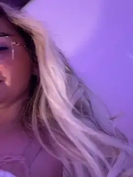 Snapshot of mollyxxx chatting on 8, 3, 2025 mollyxxx online show from 8, 3, 2025