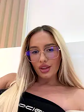 Snapshot of mollyxxx chatting on 11, 9, 2025 mollyxxx online show from 11, 9, 2025