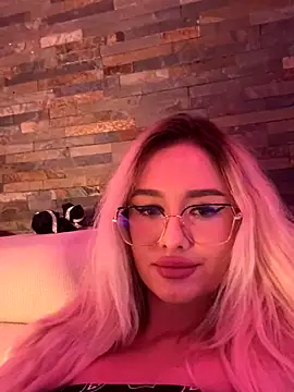 Snapshot of mollyxxx chatting on 13, 9, 2025 mollyxxx online show from 13, 9, 2025