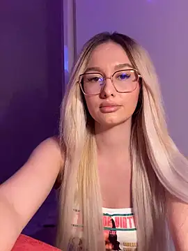 Snapshot of mollyxxx chatting on 8, 10, 2025 mollyxxx online show from 8, 10, 2025