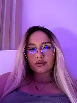 Snapshot of mollyxxx chatting on 23, 11, 2025 mollyxxx online show from 23, 11, 2025