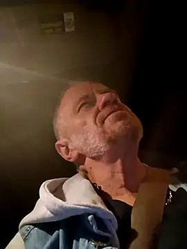 Snapshot of Makowboy chatting on 23, 10, 2025 Makowboy online show from 23, 10, 2025