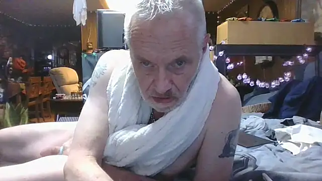 Snapshot of Makowboy chatting on 23, 10, 2025 Makowboy online show from 23, 10, 2025