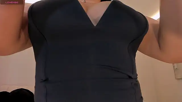 MiaRoberts1 online show from 4, 7, 2026