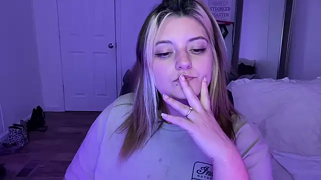 Snapshot of magicsparkles chatting on 13, 3, 2025 magicsparkles online show from 13, 3, 2025