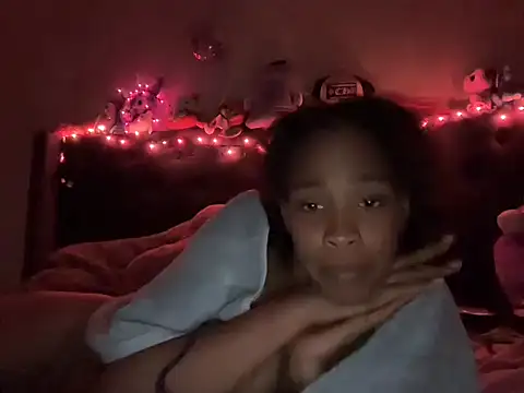 Snapshot of Cum2Charm chatting on 12, 10, 2025 Cum2Charm online show from 12, 10, 2025