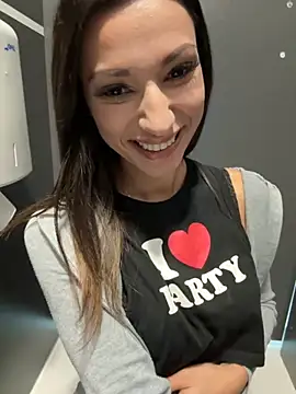 Snapshot of _MiaQueen_ chatting on 12, 9, 2025 MiaQueen online show from 12, 9, 2025