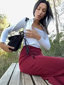 Snapshot of _MiaQueen_ chatting on 4, 11, 2025 MiaQueen online show from 4, 11, 2025