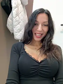Snapshot of _MiaQueen_ chatting on 18, 11, 2025 MiaQueen online show from 18, 11, 2025
