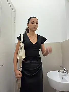 Snapshot of _MiaQueen_ chatting on 4, 7, 2026 MiaQueen online show from 4, 7, 2026