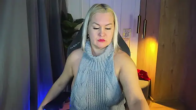 Snapshot of YolandaKiss chatting on 1, 2, 2025 YolandaKiss online show from 1, 2, 2025