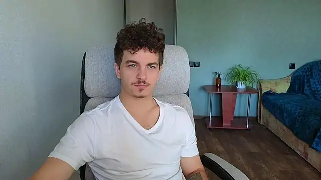 Snapshot of Remy_Miles chatting on 13, 10, 2025 Remy Miles online show from 13, 10, 2025