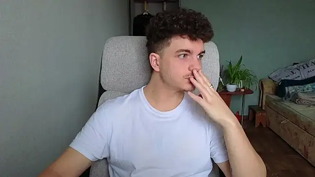 Snapshot of Remy_Miles chatting on 2, 12, 2025 Remy Miles online show from 2, 12, 2025