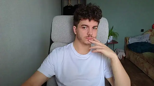 Snapshot of Remy_Miles chatting on 16, 12, 2025 Remy Miles online show from 16, 12, 2025